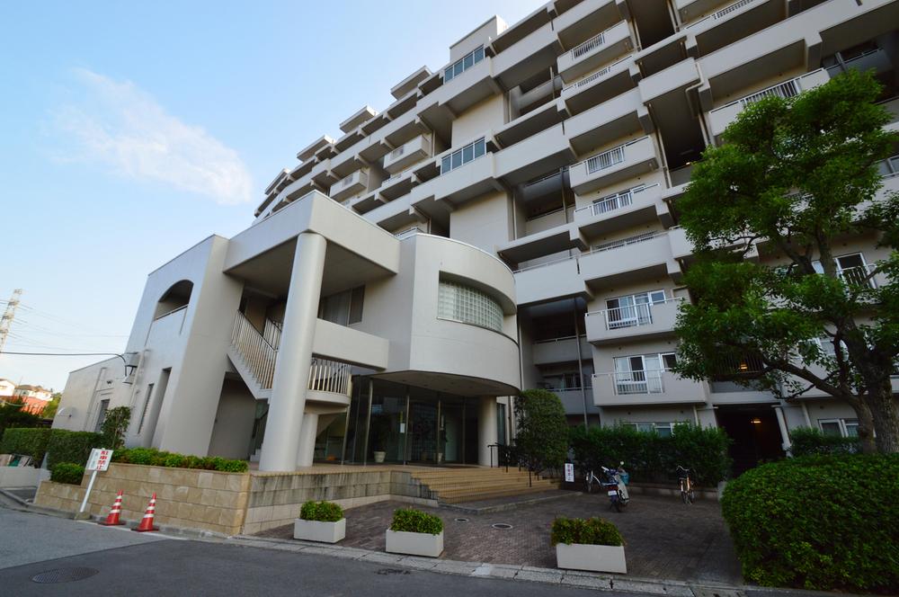 Local appearance photo. Shared part of the design and spacious. Is in front of the station of highly convenient apartment is land use form that can not be imitated.