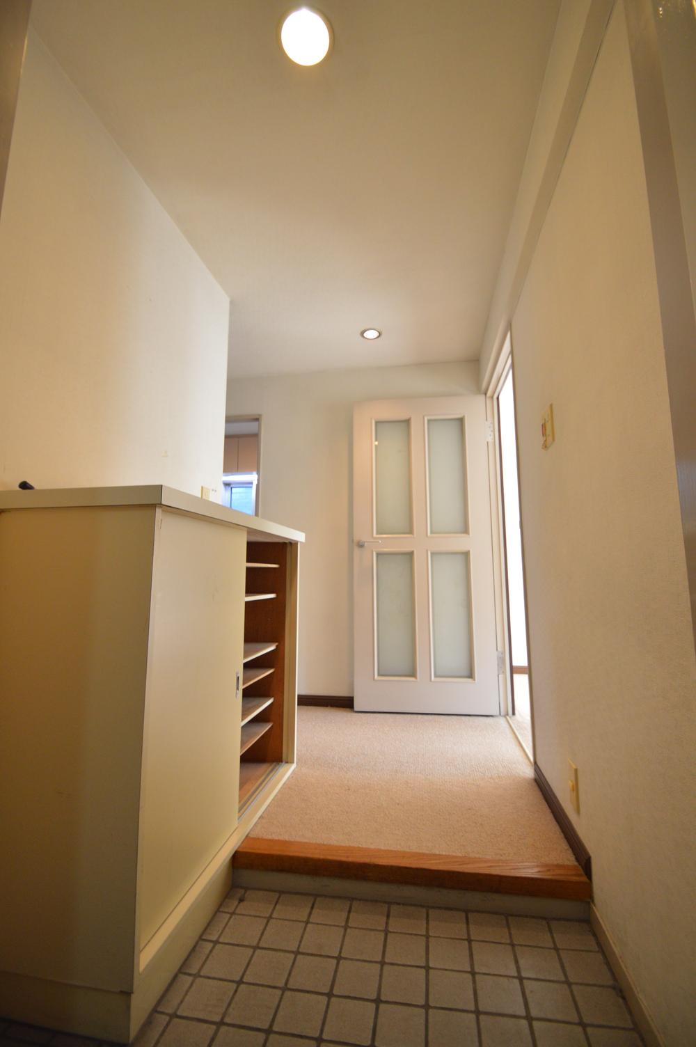 Entrance. Bright airy good entrance. If you change the entrance of flooring, Luxury will go up with a jerk.