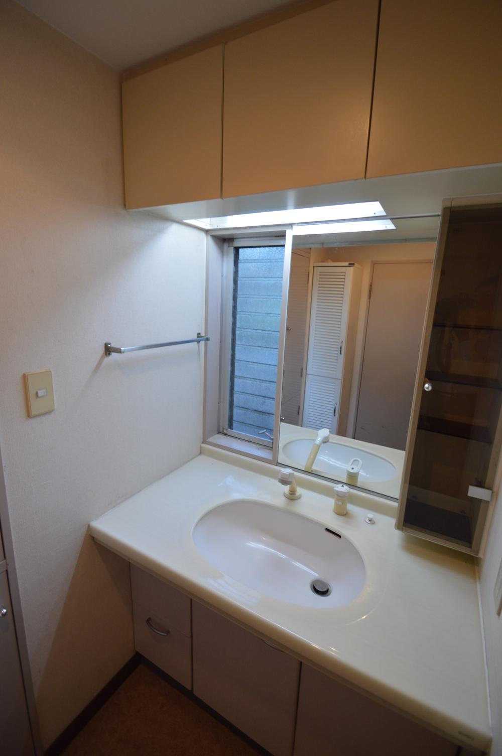 Wash basin, toilet. It looks good even without still exchange. It is as it is your guests likely in cleaning and consumables exchange.