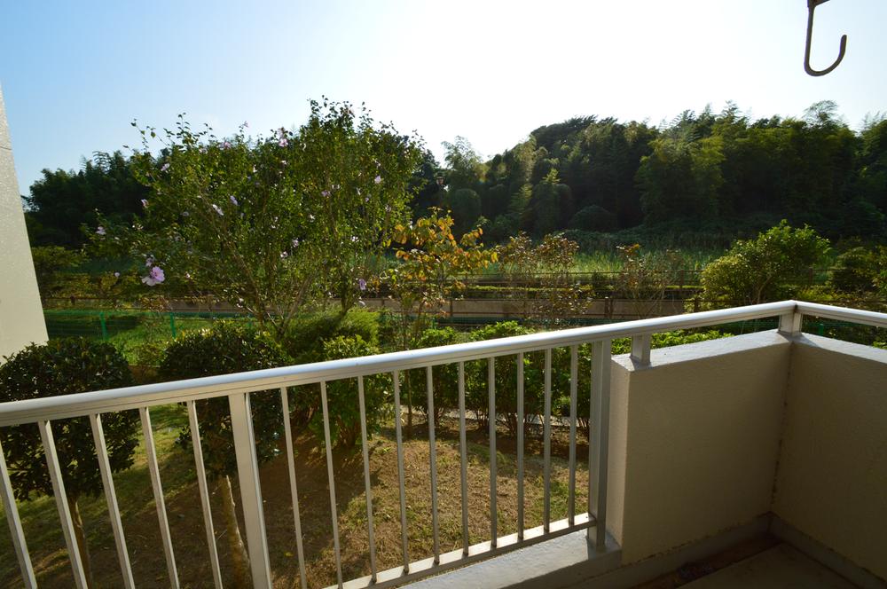 View photos from the dwelling unit. This view the day that I do not think the first floor. It has lowered terrain on the balcony direction, And we are fortunate that there is no building block in front.