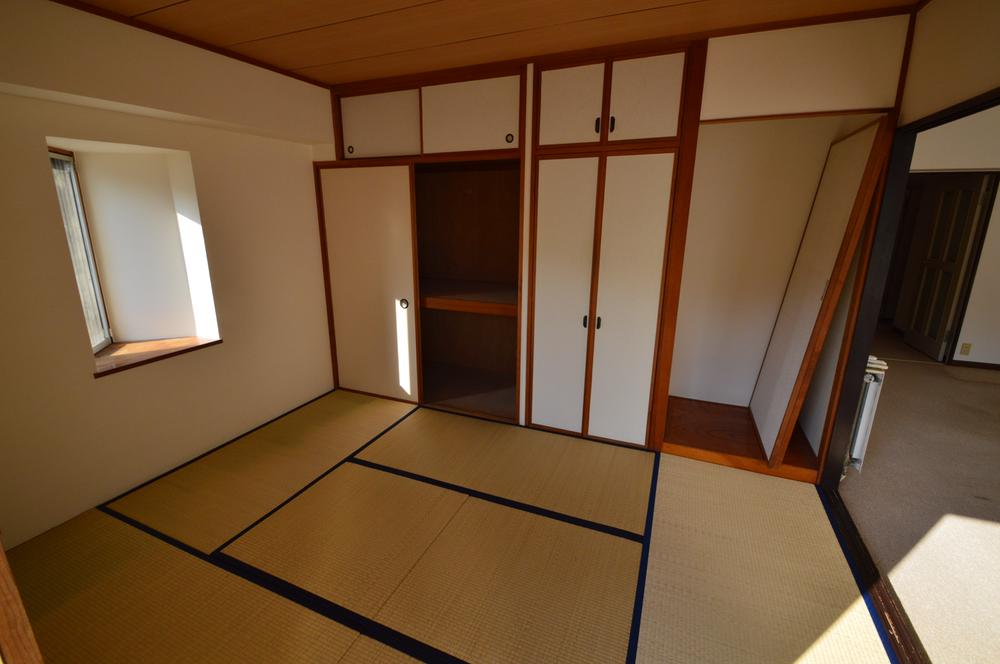 Other introspection. Living room is next to the Japanese-style room. And the reform to unify the flooring, It may also be renovated as a large living. It just calms down and the Japanese-style room is one room!