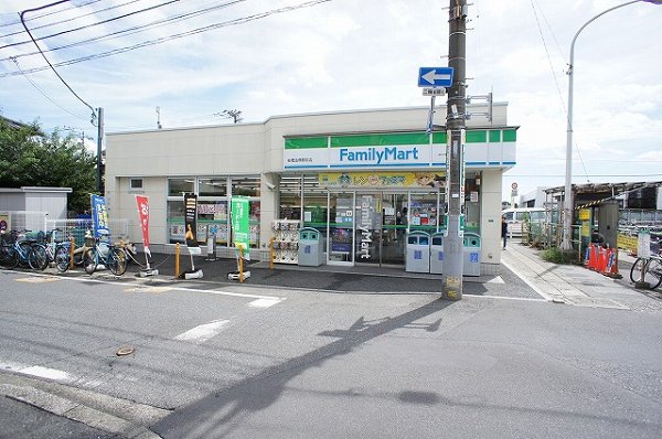 Convenience store. 650m to Family Mart (convenience store)