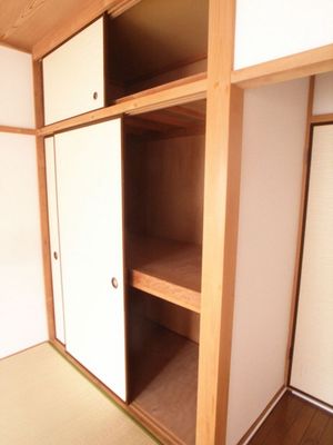 Living and room. Pat storage! is