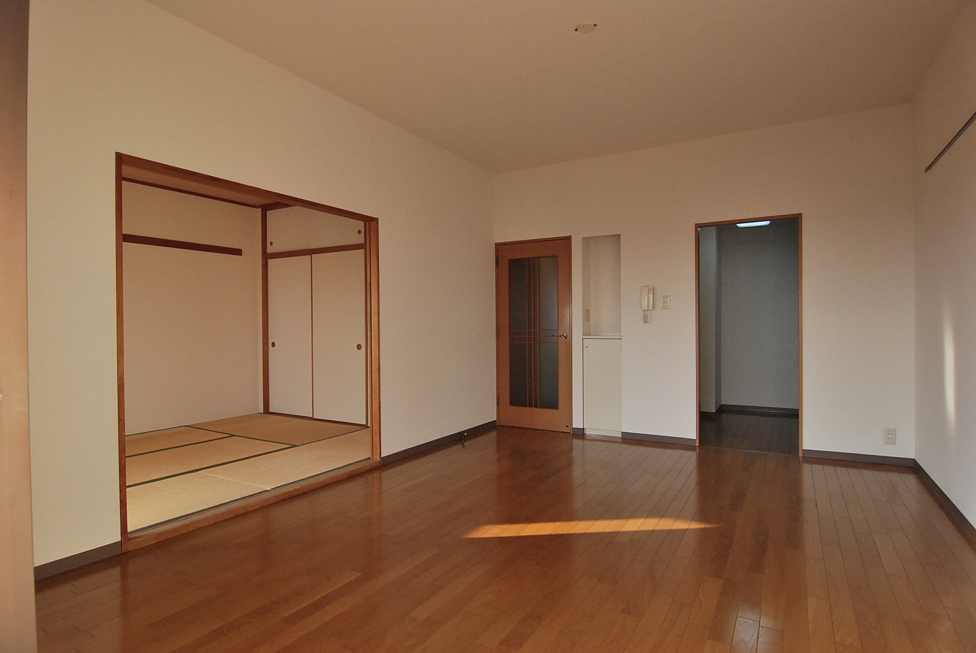 Living and room. 9.8 Pledge of living dining Western style room ・ Japanese-style room is the distribution formula.