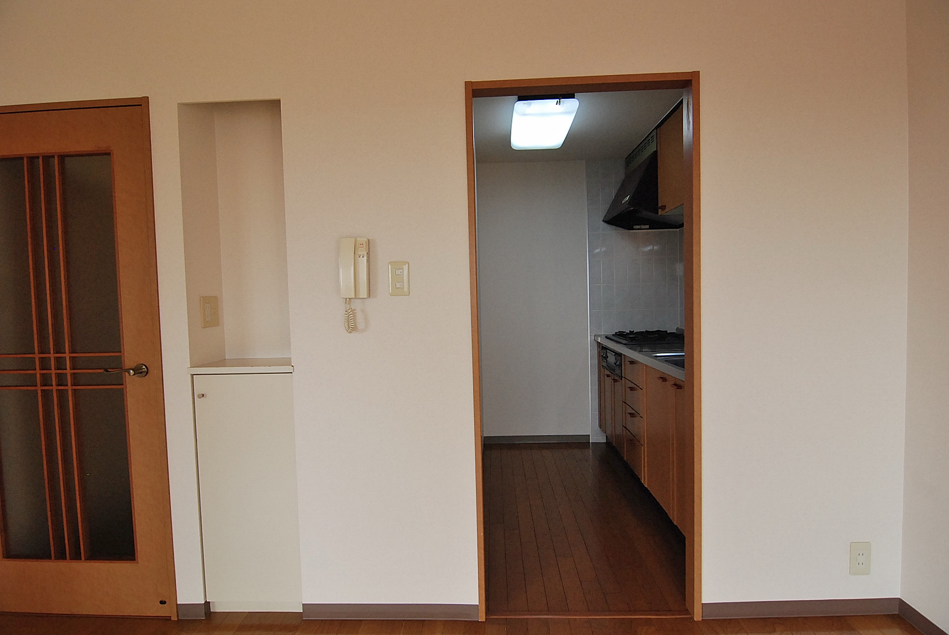 Kitchen. Hallway door ・ Kitchen space