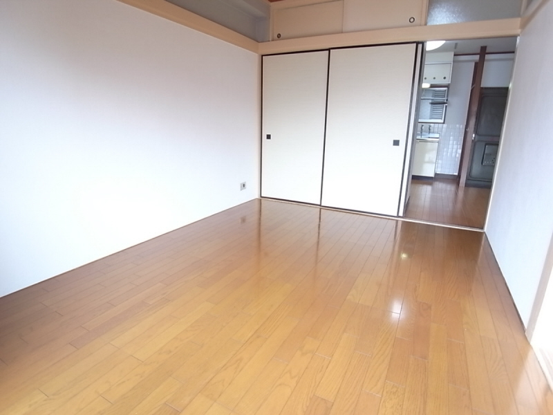 Living and room. Convenience store 3-minute walk! Super 4-minute walk! Convenient! !