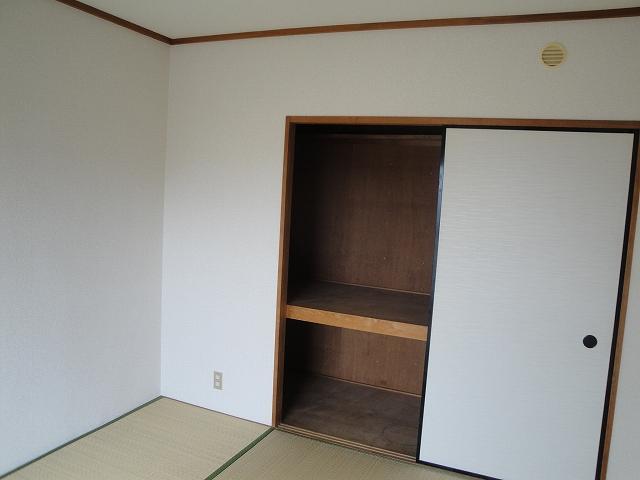 Receipt. Japanese-style room boasts of storage is large