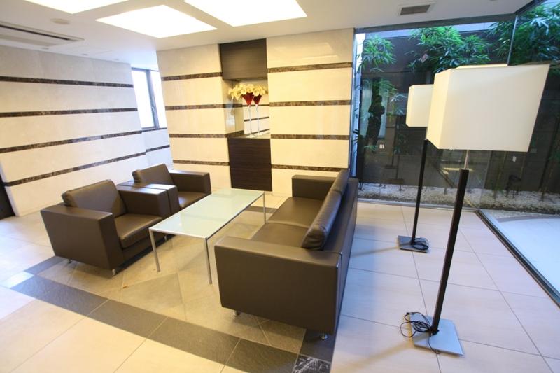 lobby. Shared facilities enhance children's room there and (free).