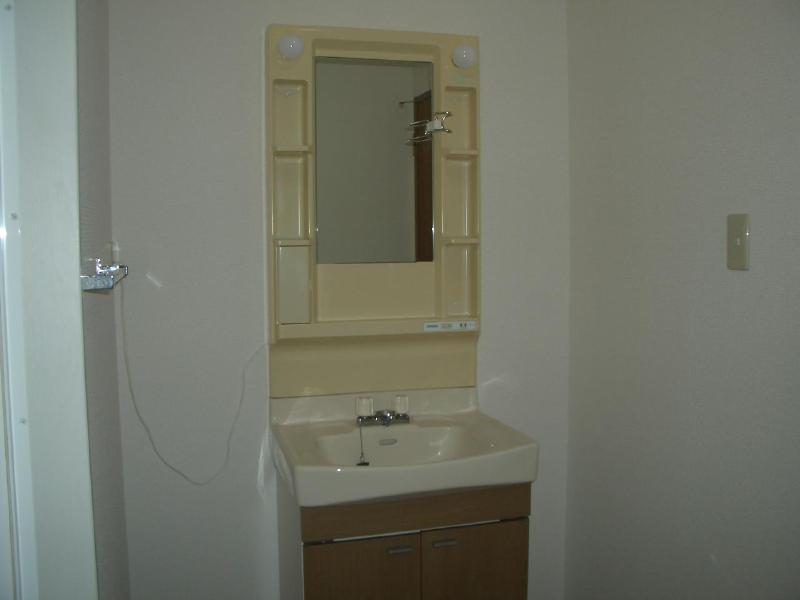 Washroom. Independent wash basin also standard equipment