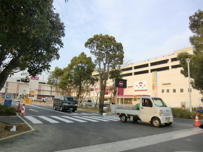 Shopping centre. 1100m until ion (shopping center)
