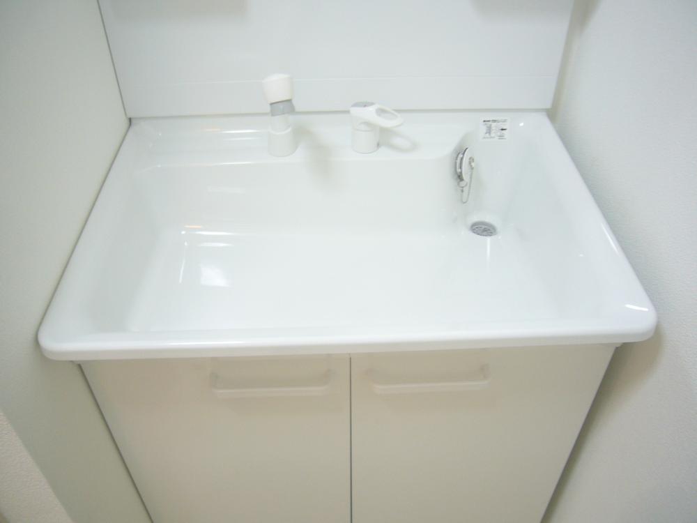 Wash basin, toilet. Indoor (10 May 2013) Shooting