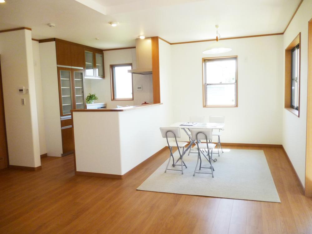 Same specifications photos (living). Regularly good maintenance-free flooring without re-coating the wax. Colors you can choose the one you like best.