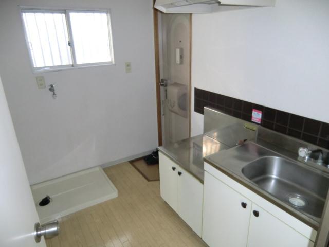 Kitchen. It is Rakuchin also dishes in the spread of the sink