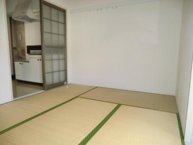 Living and room. Settle down Japanese-style room will lead to the nap of the holiday to MAX