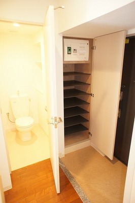 Entrance. Plenty of storage! Shoebox 8 stage. Since the shelves of movable, Shimae also boots