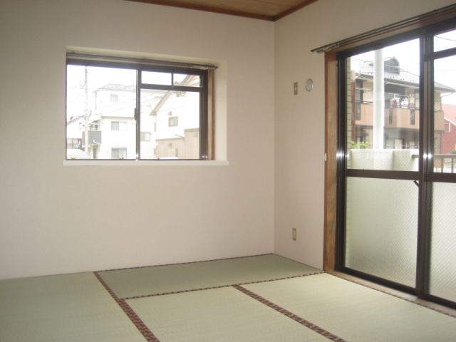 Living and room. And a good smell of tatami!