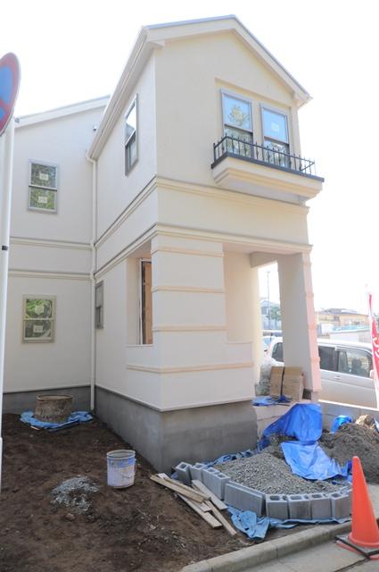 Local appearance photo. Local (11 May 2013) Shooting 2 × 4 construction method with excellent earthquake resistance. Of Joripatto to spray outer wall Appearance with atmosphere accent.