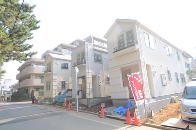 Local photos, including front road. Front road is a public road 6m road opposite the park, Commercial facilities is also enhance the environment.