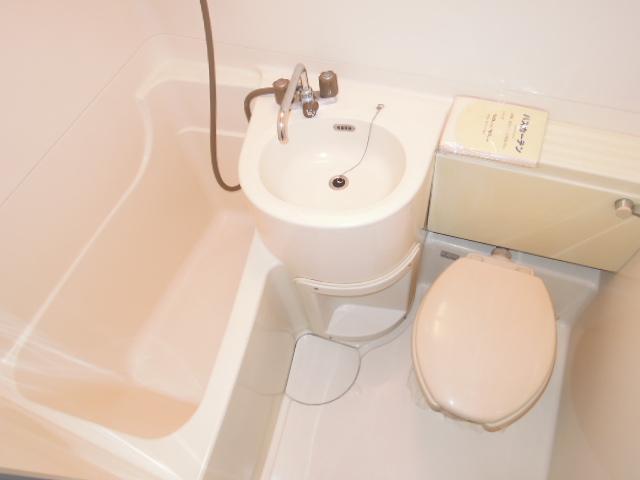 Toilet. Simple is a 3-point unit