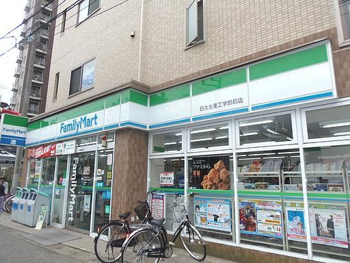 Convenience store. 640m to Family Mart (convenience store)