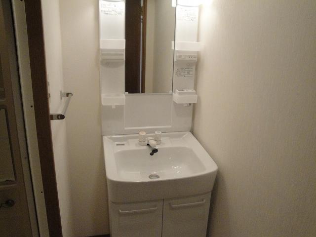 Washroom. Also with shampoo dresser!