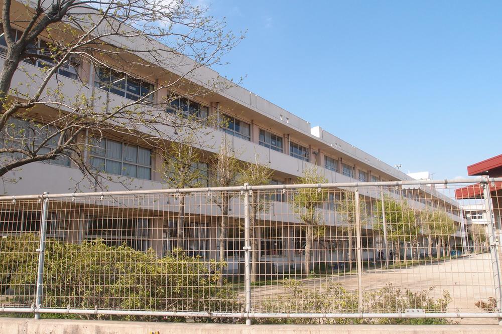Primary school. 823m to Funabashi Municipal sandwiched Elementary School