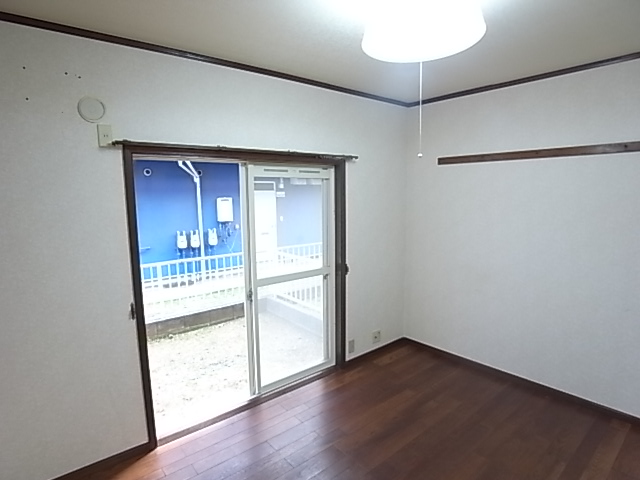 Living and room. It is not too far from Higashifunahashi Station.