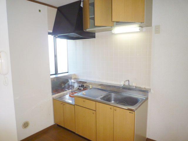 Kitchen. Two-burner gas stove is installed Allowed.