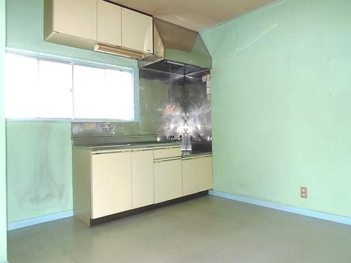 Kitchen. Spacious kitchen! It color of the wall is characterized by. 