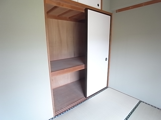 Receipt. It is a Japanese-style room storage.