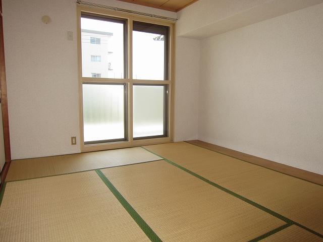 Living and room. It tatami room is calm.