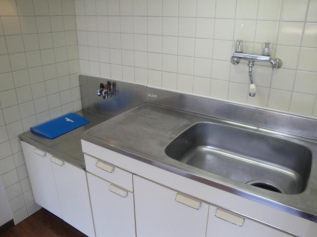 Kitchen. Water around the spread of the kitchen