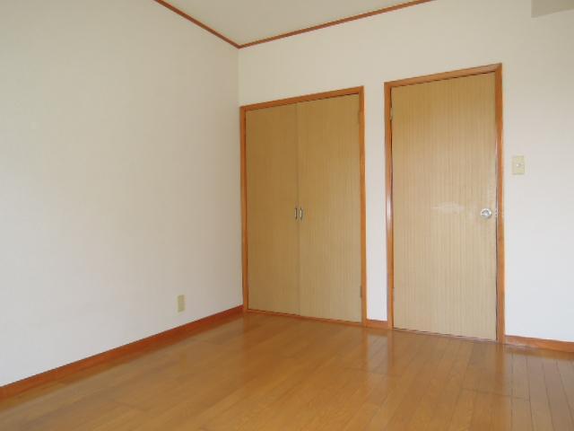 Other room space. Sobu Line "Higashifunahashi Station" is also available.