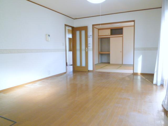 Living and room. Also Japanese-style room to be put in the spread of living