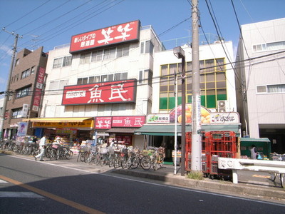 Supermarket. 536m to the north exit Super (Super)