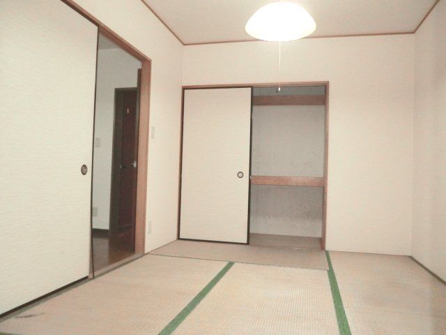 Living and room. 6 is a tatami mat Japanese-style room. 