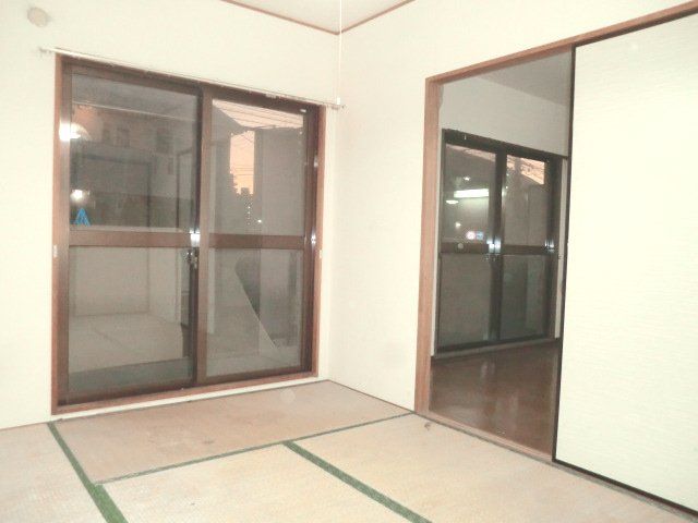 Living and room. 6 is a tatami mat Japanese-style room. 