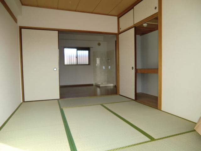 Other room space. It will calm the Japanese-style room also 1 room