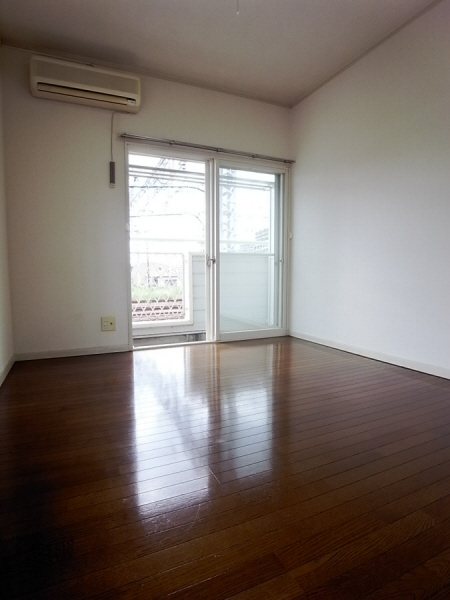 Living and room. Bright room in the southwest-facing! It is life-friendly environment