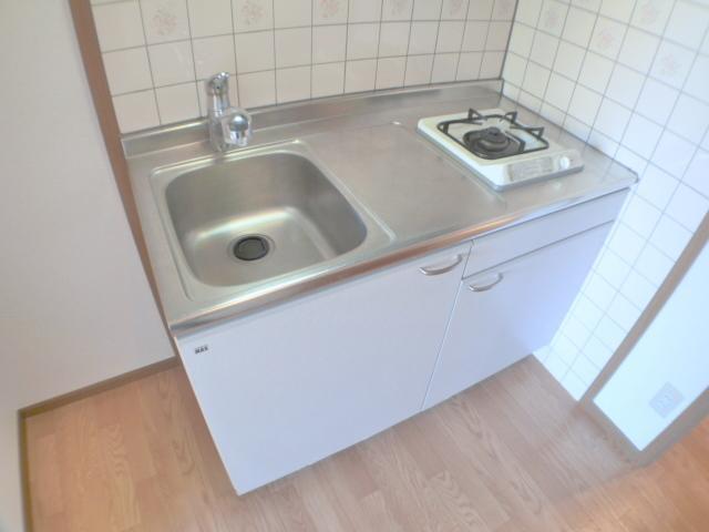 Kitchen. 必口 comes with a gas stove.