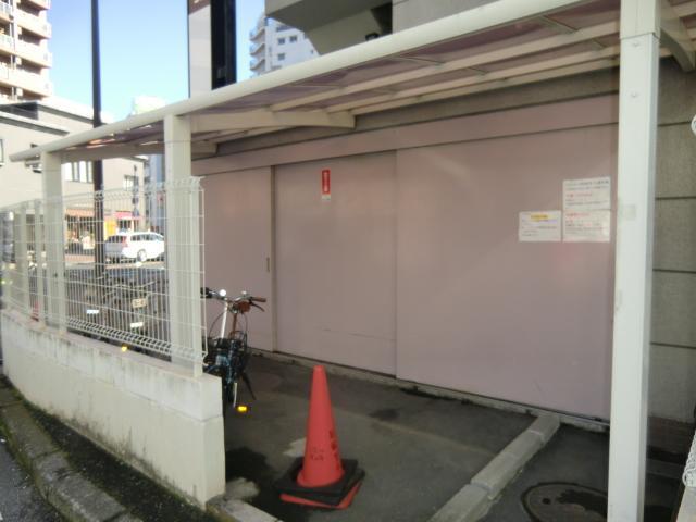 Other. Bicycle parking is also convenient with a roof