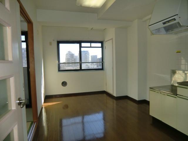 Other room space. The whole, it is a bright room because it is a window there are many properties