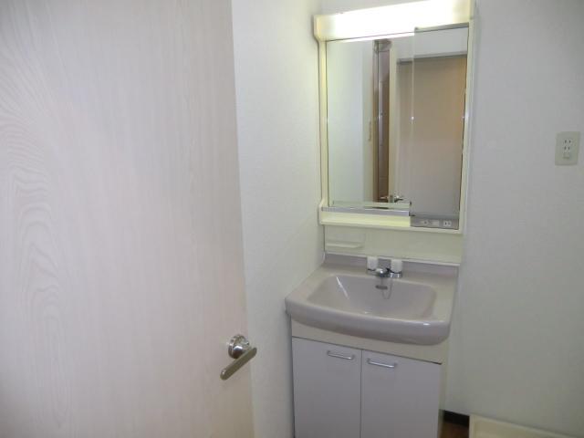 Washroom. It is a comfortable space with plenty of dressing room