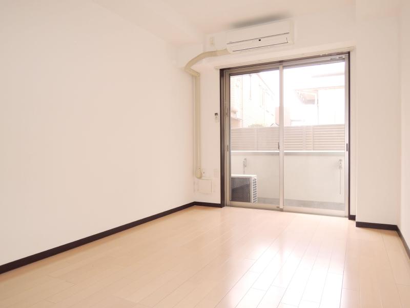 Living and room. Sobu Line "Tsudanuma Station" a 1-minute walk! !