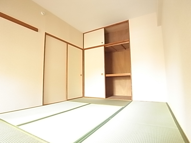 Other room space. Japanese-style room is also bright. Because it is south-facing! 