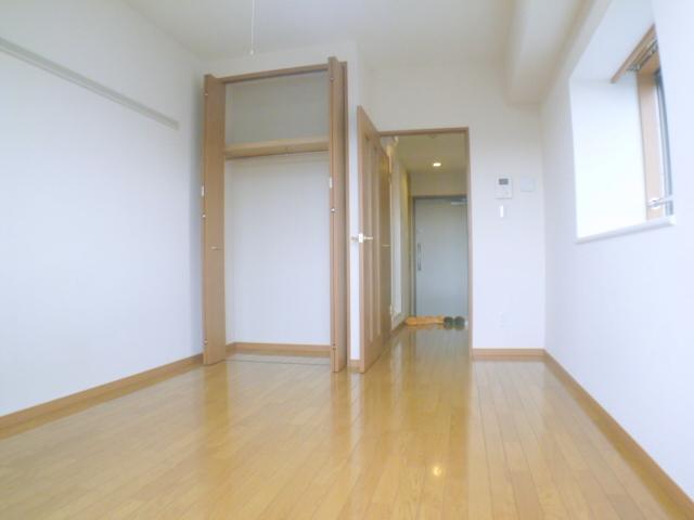 Living and room. closet, With TV Intercom. 