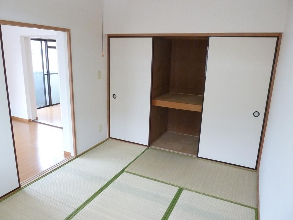 Other room space. Japanese-style room with a calm atmosphere