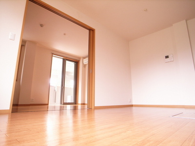 Living and room. Is the flooring of shiny ☆