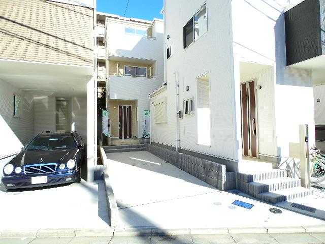 Local photos, including front road. Local (12 May 2013) Shooting