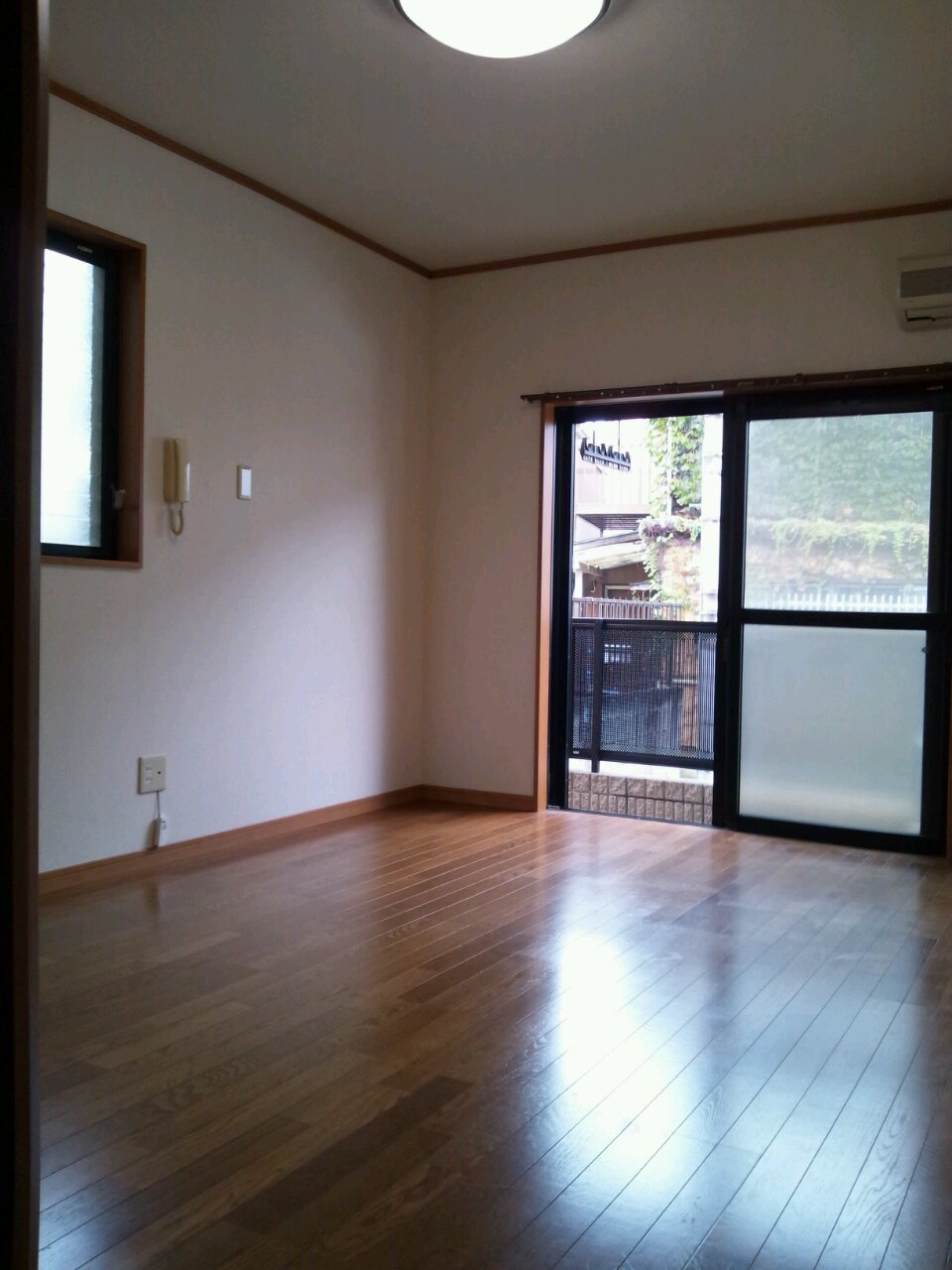 Living and room. Corner room. It is a bright room with double-sided lighting.